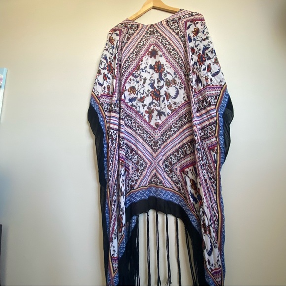 Stitch & Stone. Shawl. Paisley print with fringe hem. Medium. - Picture 3 of 5